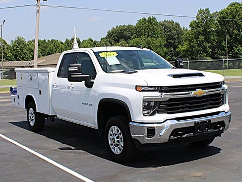 Used 2024 Chevrolet Silverado 2500 LT AWD/4WD image 3