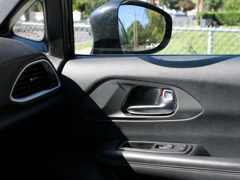 Used 2025 Chrysler Pacifica Select FWD image 17