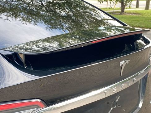 Used 2018 Tesla Model X 75D image 21