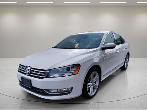 Used 2015 Volkswagen Passat TDI SE FWD image 1