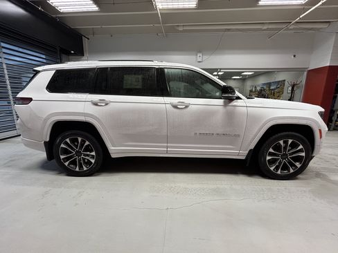 Certified 2022 Jeep Grand Cherokee L Overland w/ MOPAR Finishing Package AWD/4WD image 11