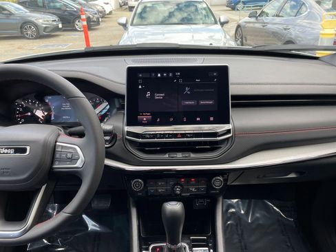 Used 2025 Jeep Compass Trailhawk image 18