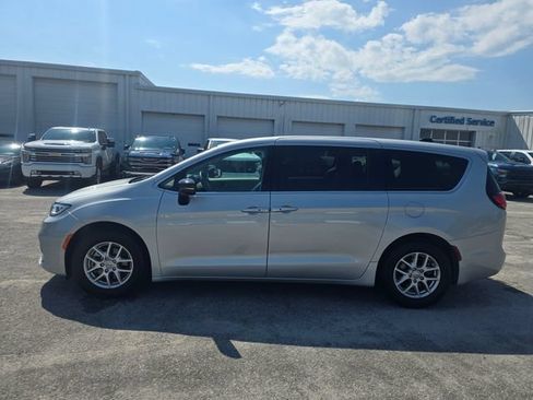 Used 2024 Chrysler Pacifica Touring-L FWD image 3