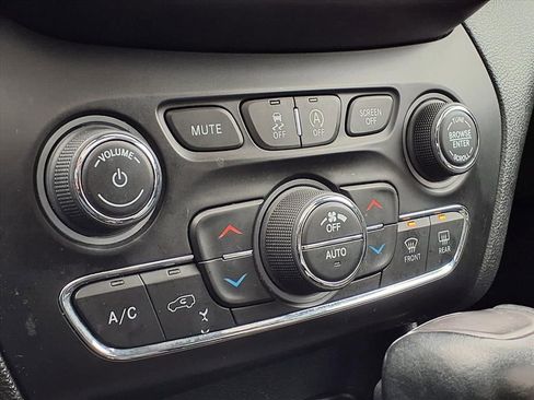 Used 2019 Jeep Cherokee Limited image 27