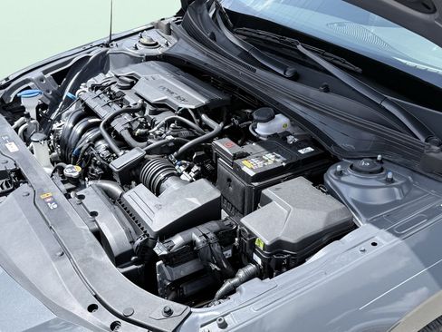 Used 2025 Hyundai Elantra SEL FWD image 13