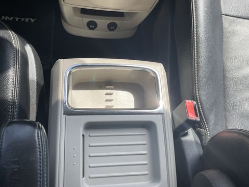 Used 2016 Chrysler Town & Country Touring FWD image 23