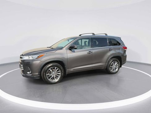 Used 2017 Toyota Highlander XLE AWD/4WD image 4