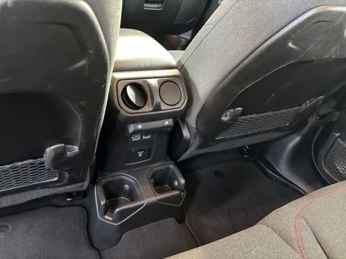 Used 2025 Jeep Wrangler Unlimited Rubicon image 24