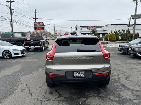 Used 2022 Volvo XC40 T5 R-Design w/ Advanced Package image 6