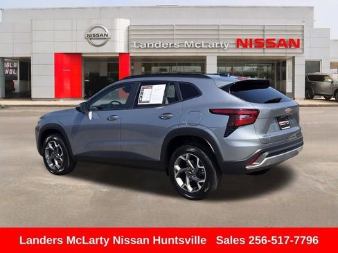 Used 2025 Chevrolet Trax LT FWD image 6