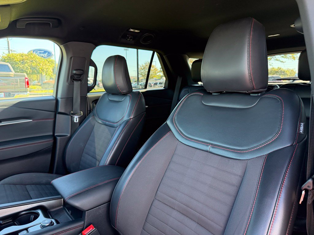 Used 2025 Ford Explorer ST-Line w/ ST-Line Street Pack AWD/4WD image 26