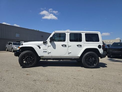 Used 2024 Jeep Wrangler Unlimited Sahara AWD/4WD image 12