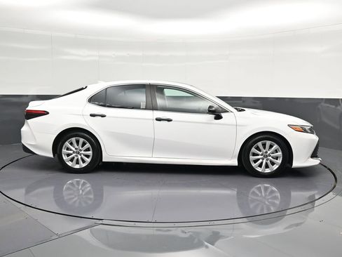 Used 2019 Toyota Camry LE FWD image 4