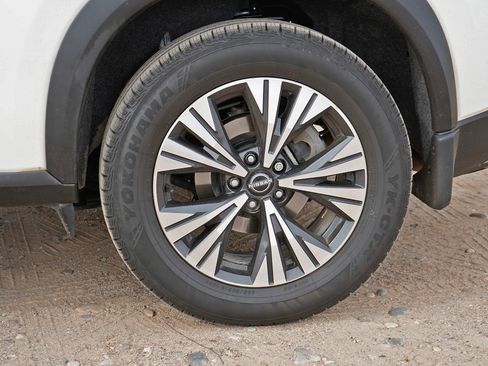 Used 2023 Nissan Rogue SV w/ SV Premium B Package image 2