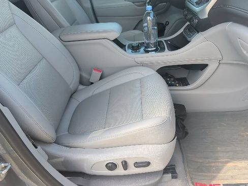 Used 2021 GMC Acadia SLT w/ Technology Package FWD image 11