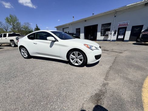 Used 2010 Hyundai Genesis 2.0T RWD image 8