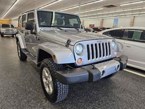 Used 2017 Jeep Wrangler Unlimited Sahara AWD/4WD image 3