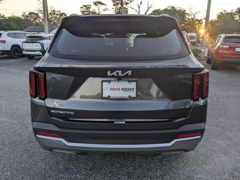 Used 2024 Kia Sorento S FWD image 5