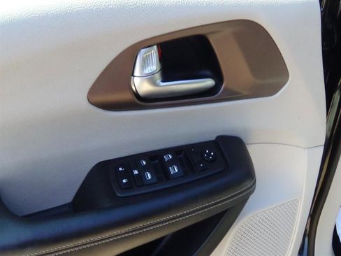 Used 2023 Chrysler Voyager LX image 16