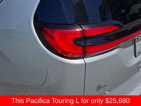 Used 2024 Chrysler Pacifica Touring-L FWD image 43