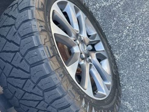 Used 2017 Jeep Grand Cherokee Overland AWD/4WD image 8