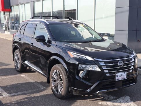 Certified 2025 Nissan Rogue Platinum FWD image 3