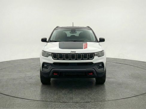 Used 2025 Jeep Compass Trailhawk AWD/4WD image 2
