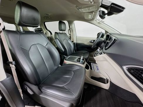 Used 2023 Chrysler Pacifica Touring-L FWD image 28