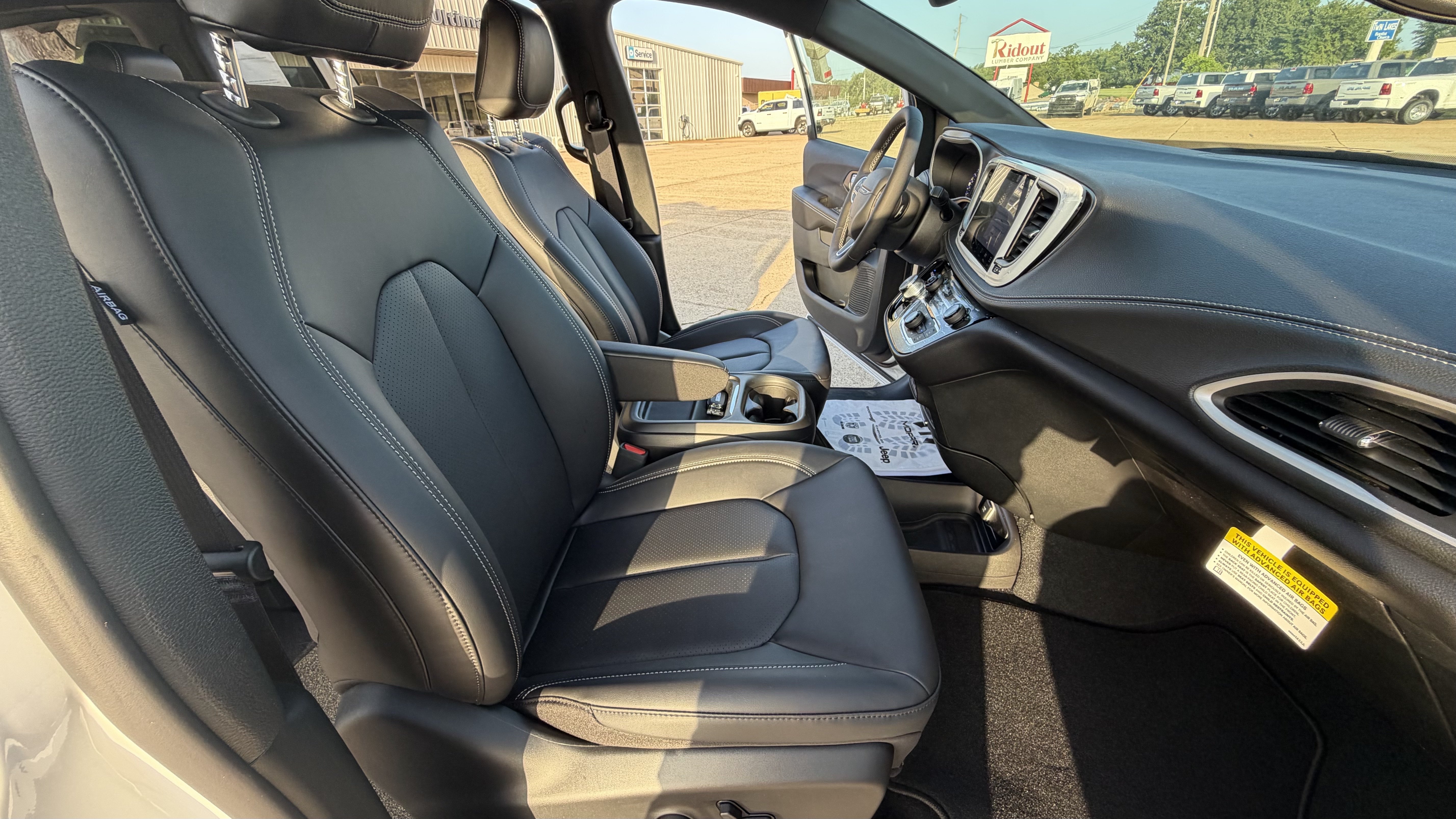 New 2027 Chrysler Pacifica Select w/ Family Tech Group FWD image 30