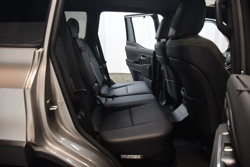 Used 2025 Lexus GX 550 w/ Accessory Package (CT) AWD/4WD image 37