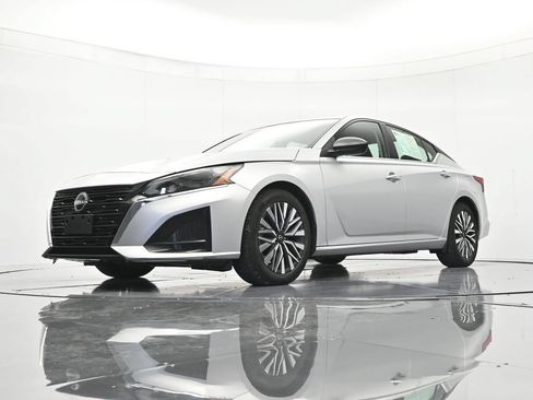 Certified 2024 Nissan Altima 2.5 SV FWD image 36