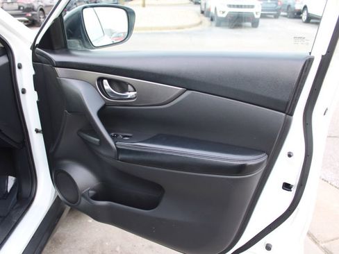 Used 2016 Nissan Rogue SV image 22
