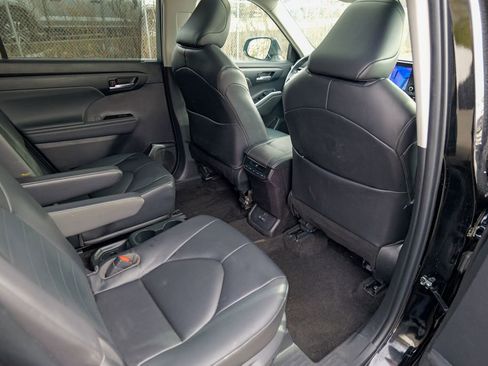 Used 2023 Toyota Highlander XLE AWD/4WD image 27