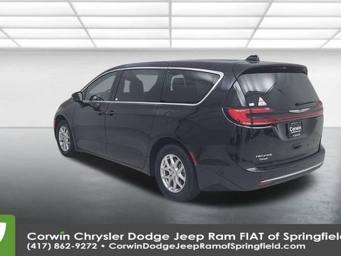 Certified 2025 Chrysler Pacifica Select image 11