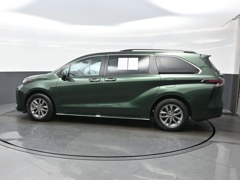 Used 2024 Toyota Sienna XLE image 3