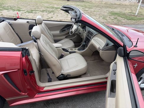 Used 2001 Ford Mustang Convertible image 14