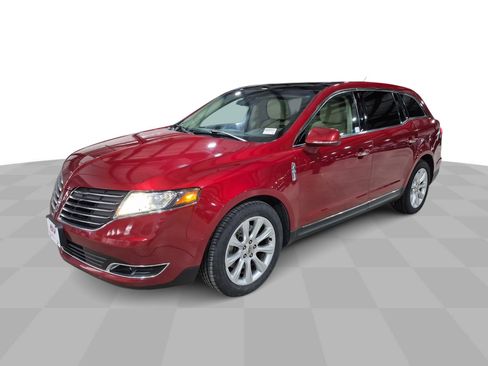 Used 2018 Lincoln MKT AWD image 1