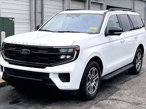 Used 2025 Ford Expedition Active AWD/4WD image 2