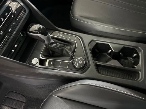 Used 2024 Volkswagen Tiguan SE w/ Panoramic Sunroof Package image 18