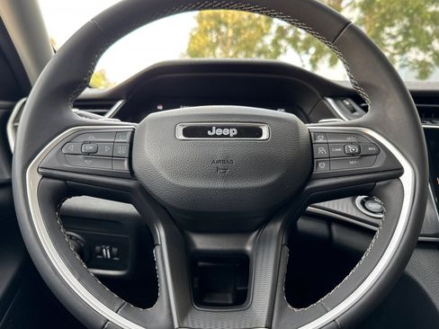 Used 2023 Jeep Grand Cherokee Laredo image 26