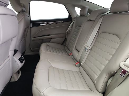 Used 2018 Ford Fusion SE w/ Fusion SE Technology Package image 19