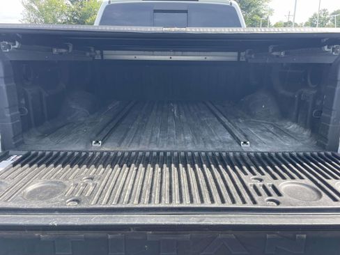Used 2018 Nissan Titan SV w/ SV Convenience Package AWD/4WD image 10