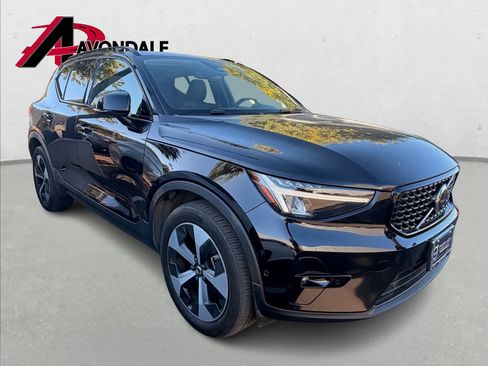 Used 2024 Volvo XC40 B5 Plus image 3