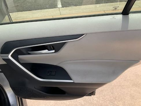 Used 2019 Toyota RAV4 XLE FWD image 16