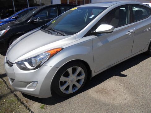 Used 2013 Hyundai Elantra Limited FWD image 2