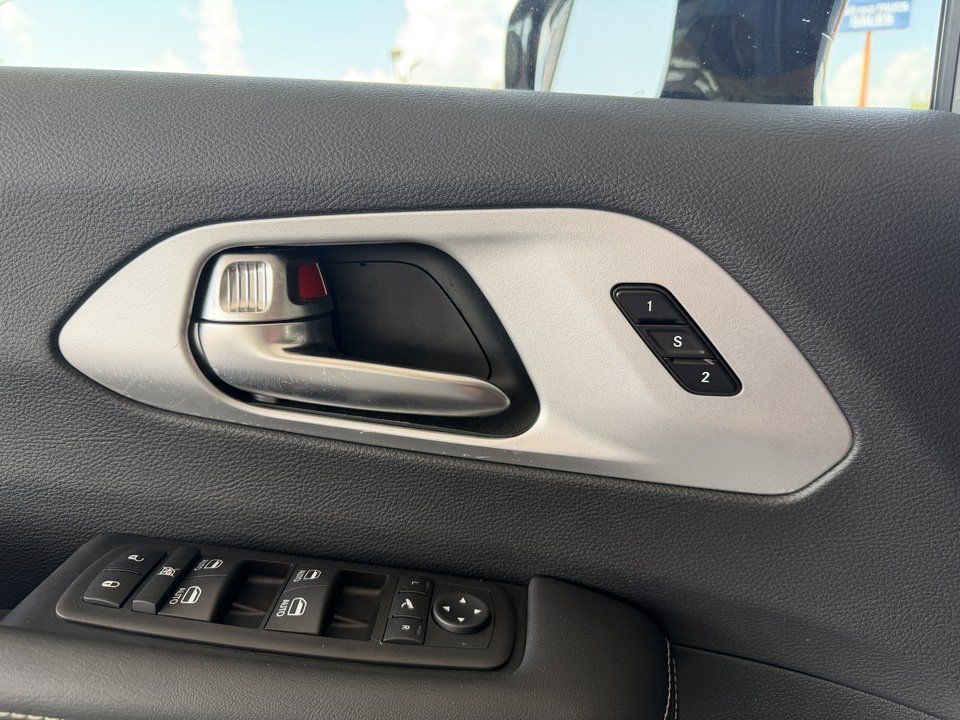 Used 2025 Chrysler Pacifica Limited FWD image 13