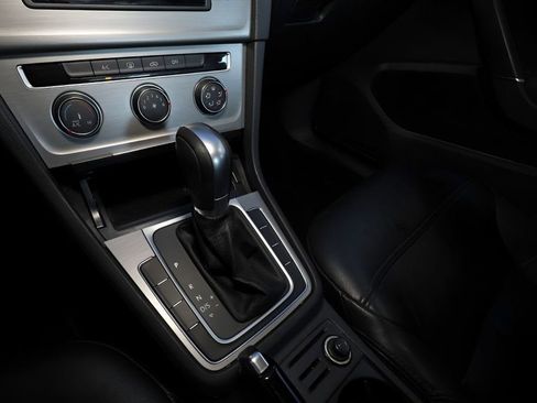 Used 2017 Volkswagen Golf S image 24