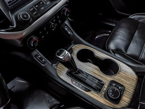 Used 2018 GMC Acadia Denali w/ Technology Package image 30