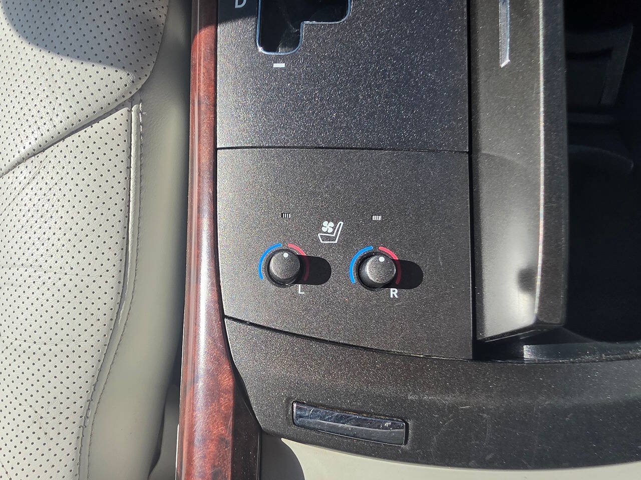 Used 2011 Toyota Avalon Limited FWD image 38