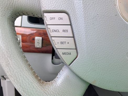Used 2006 Lincoln Navigator Luxury RWD image 24